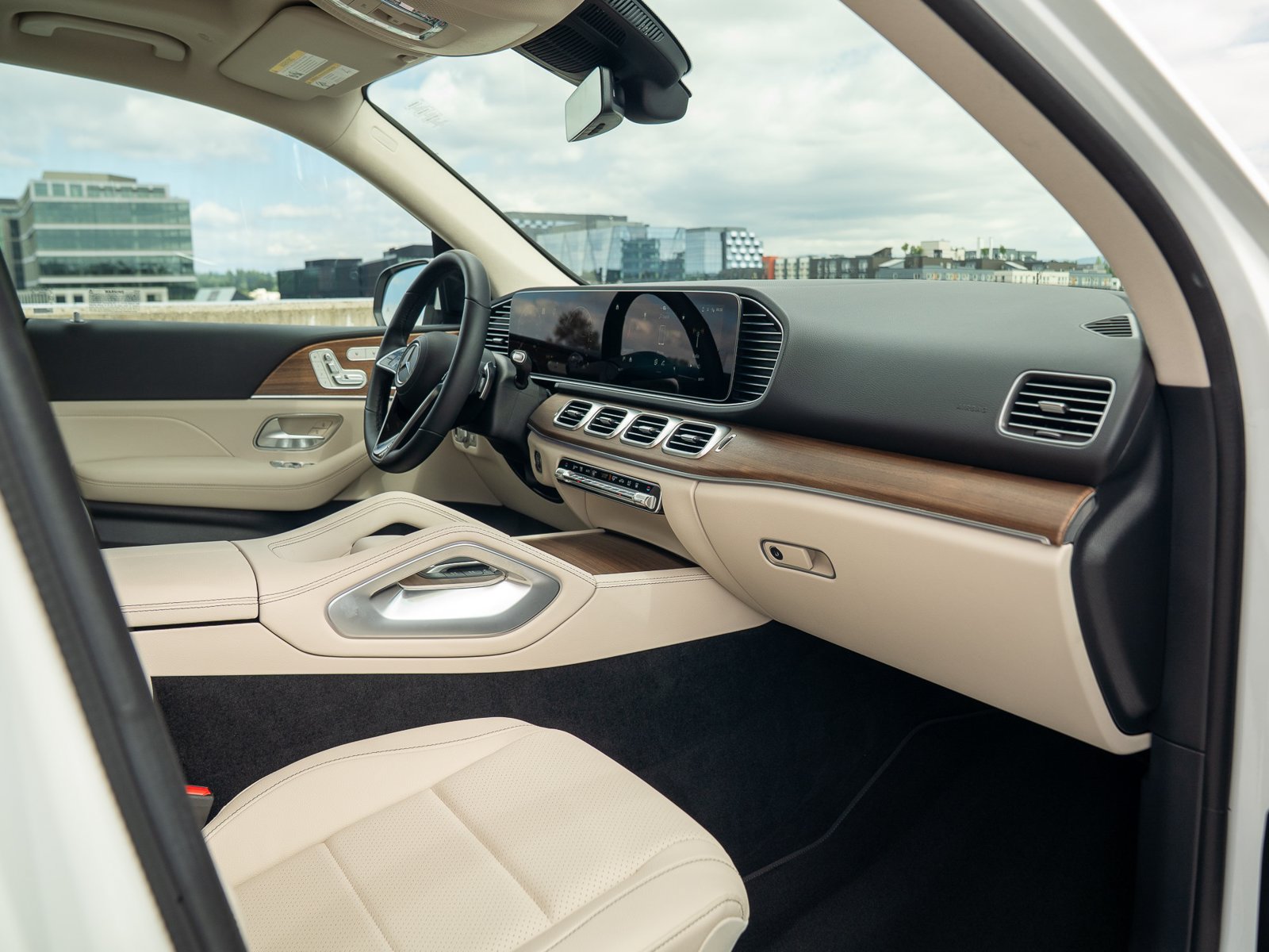 Certified 2025 Mercedes-Benz GLE 450e 4MATIC w/ Driver Assistance Package image 27