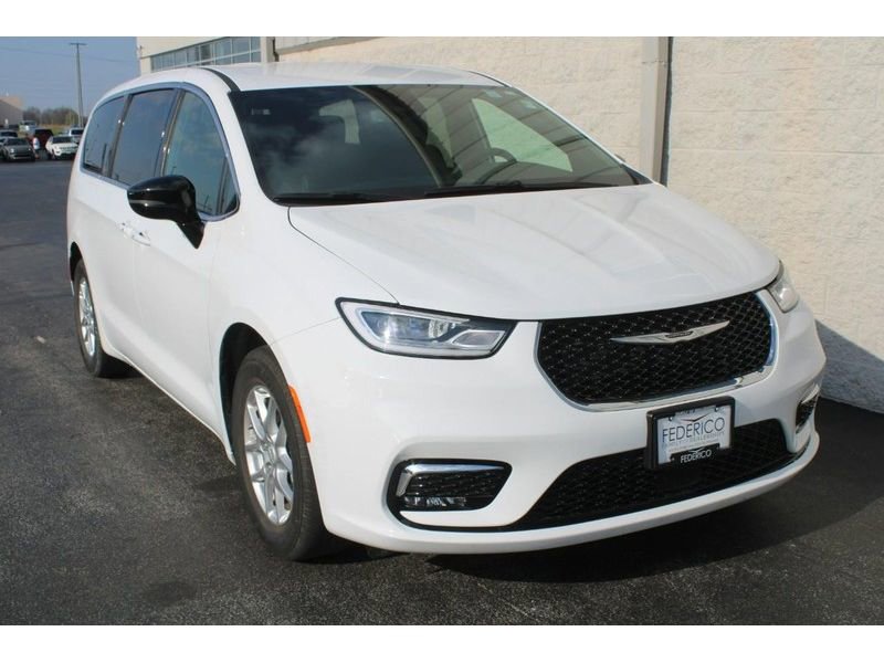 Used 2025 Chrysler Pacifica Select FWD image 2