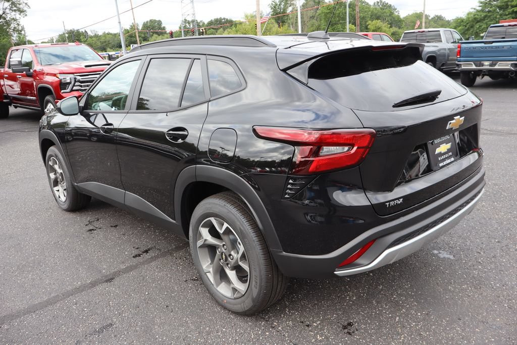 New 2026 Chevrolet Trax LT w/ LT Convenience Package FWD image 3