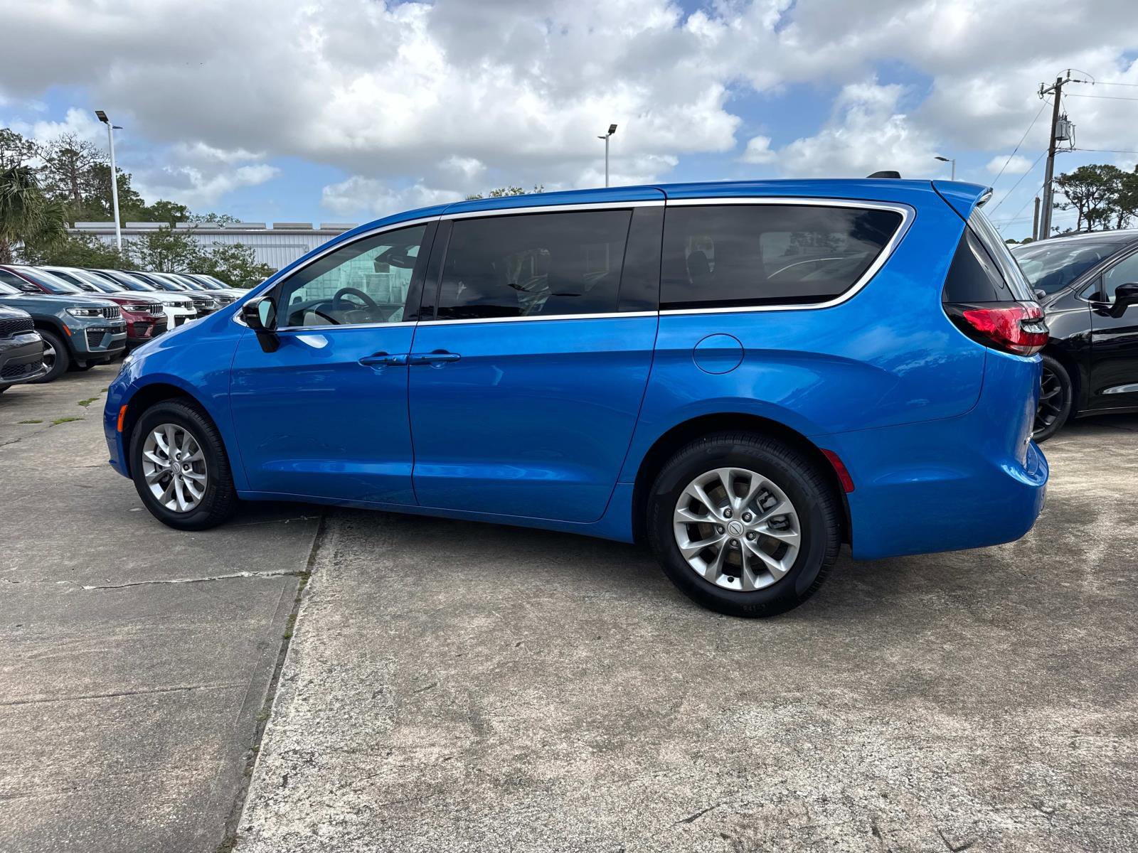 New 2026 Chrysler Pacifica Select AWD/4WD image 5