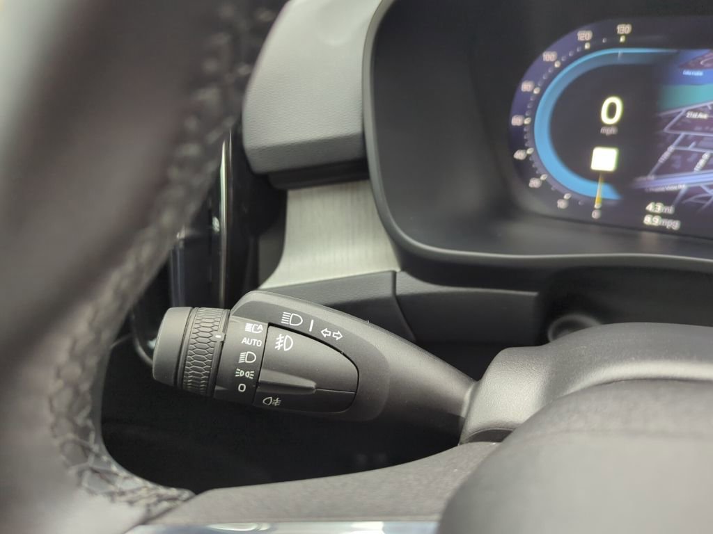 Used 2024 Volvo XC40 B5 Plus image 21