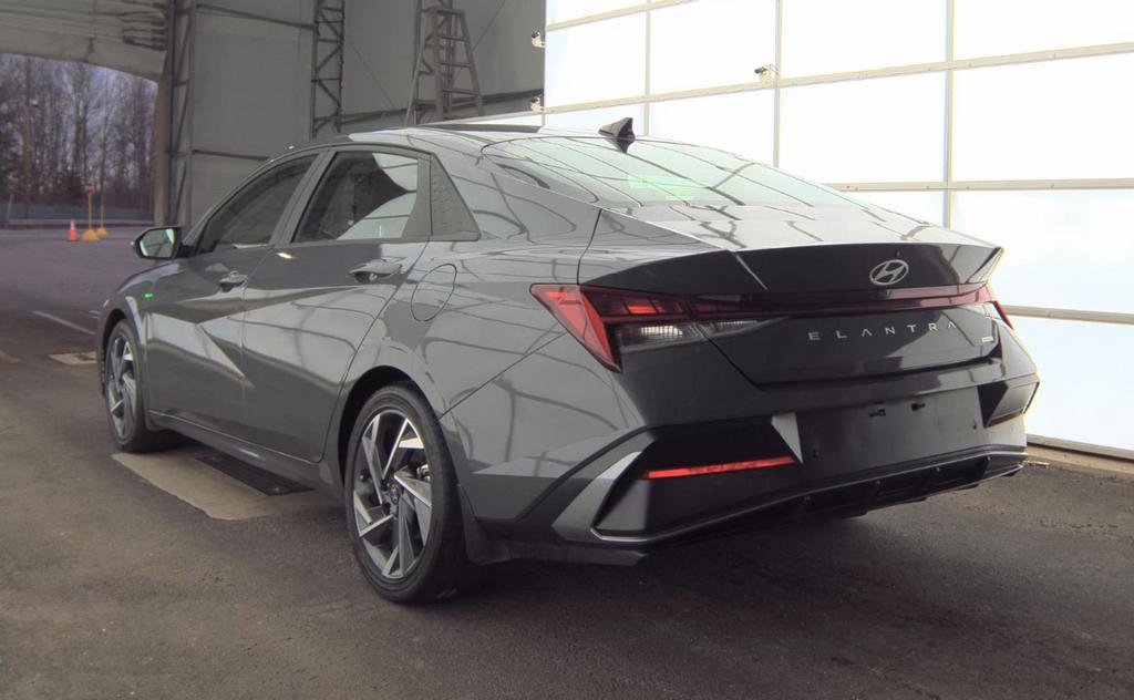 Used 2024 Hyundai Elantra Limited image 3