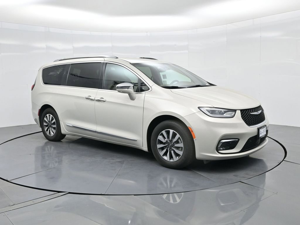 Used 2021 Chrysler Pacifica Limited w/ Premium & Safety Sphere Group image 4