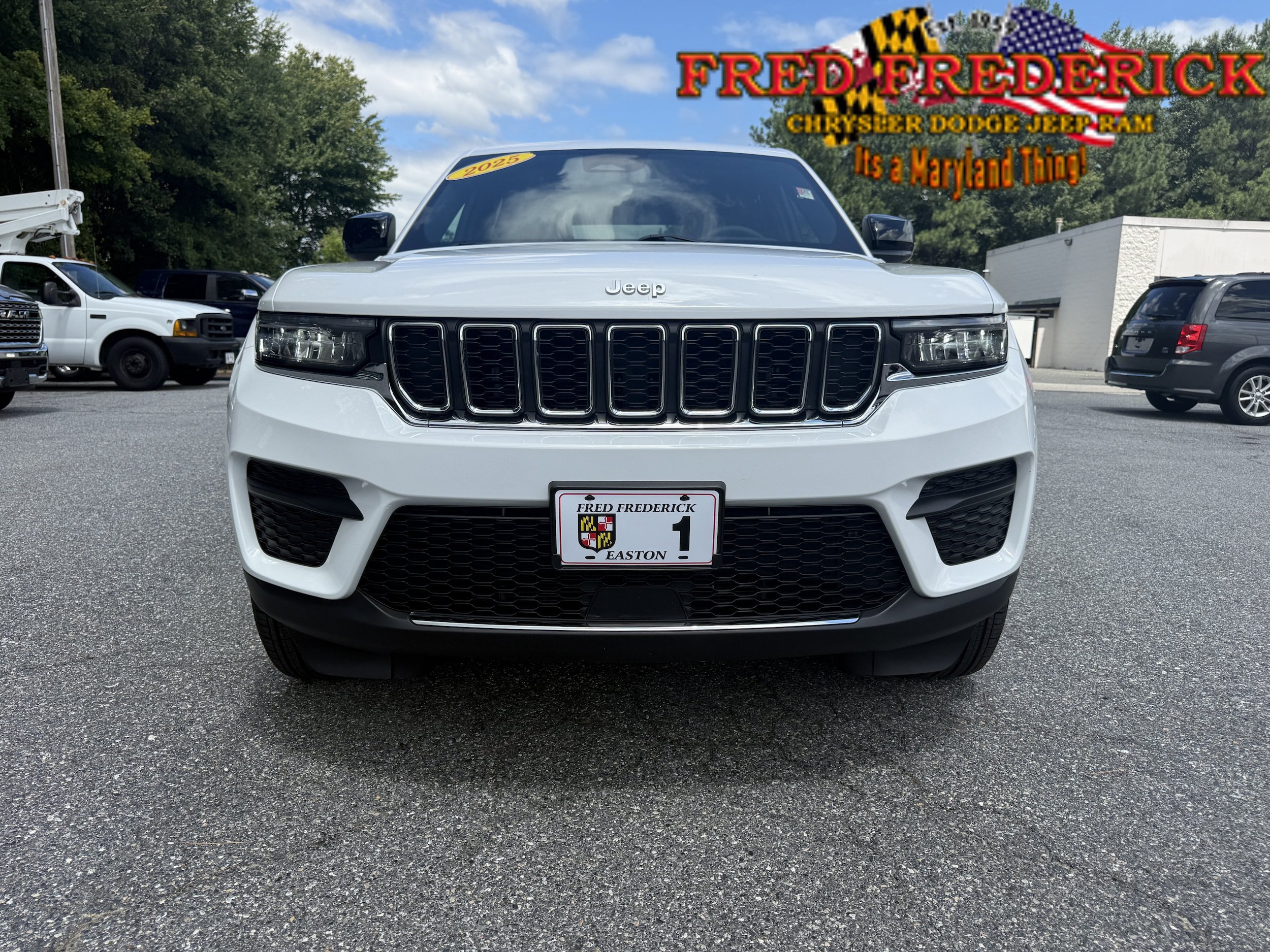 Used 2025 Jeep Grand Cherokee Laredo X w/ Trailer Tow Package AWD/4WD image 2