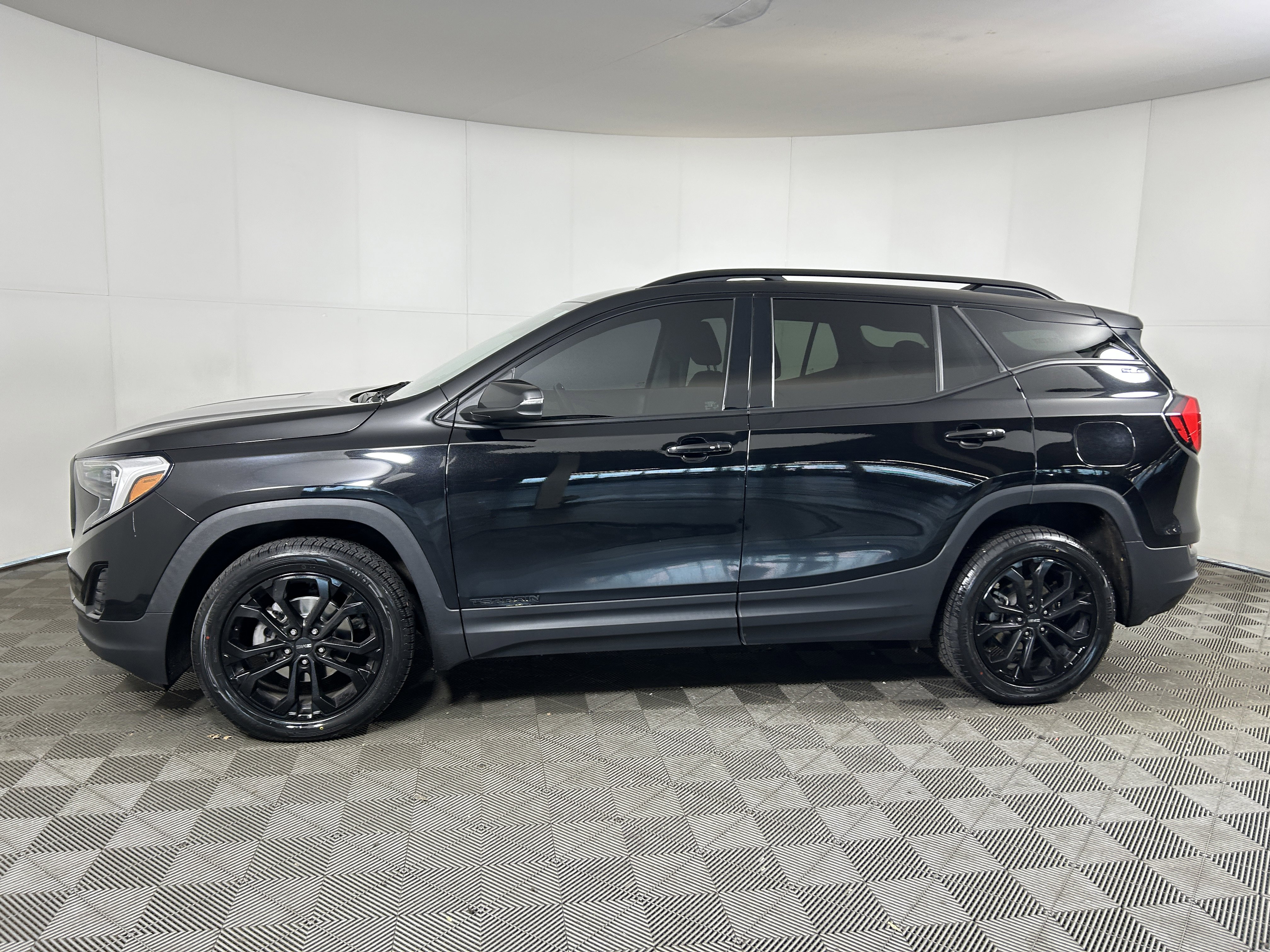 Used 2021 GMC Terrain SLE w/ Driver Convenience Package AWD/4WD image 2