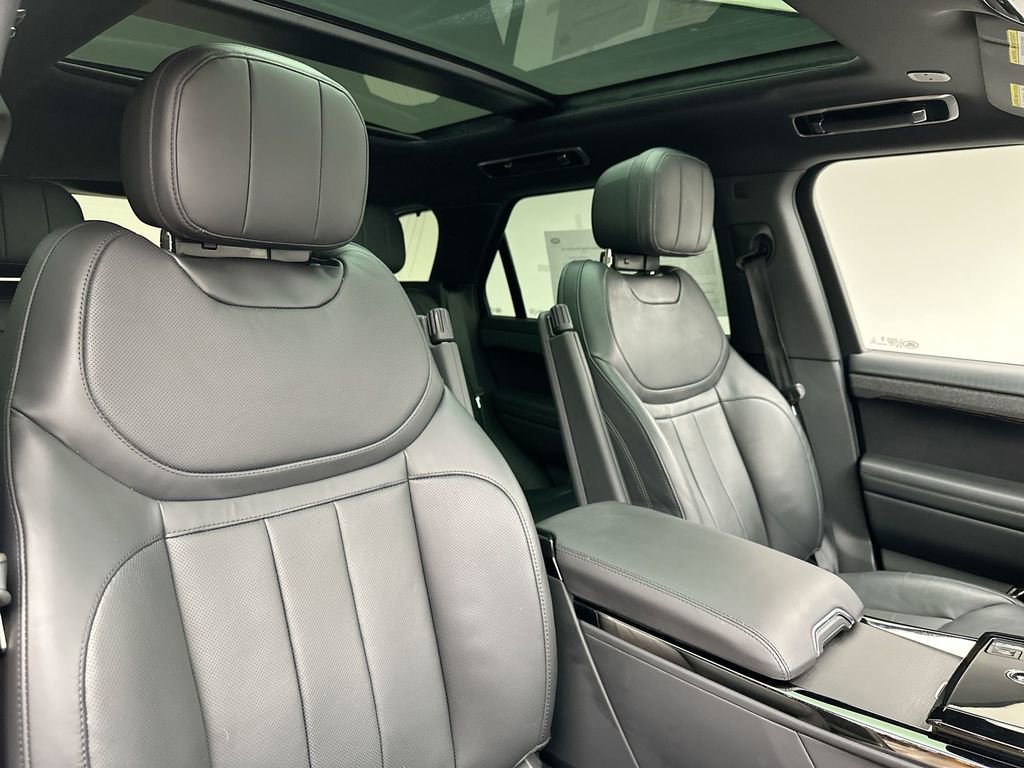 Used 2025 Land Rover Range Rover Sport SE image 18
