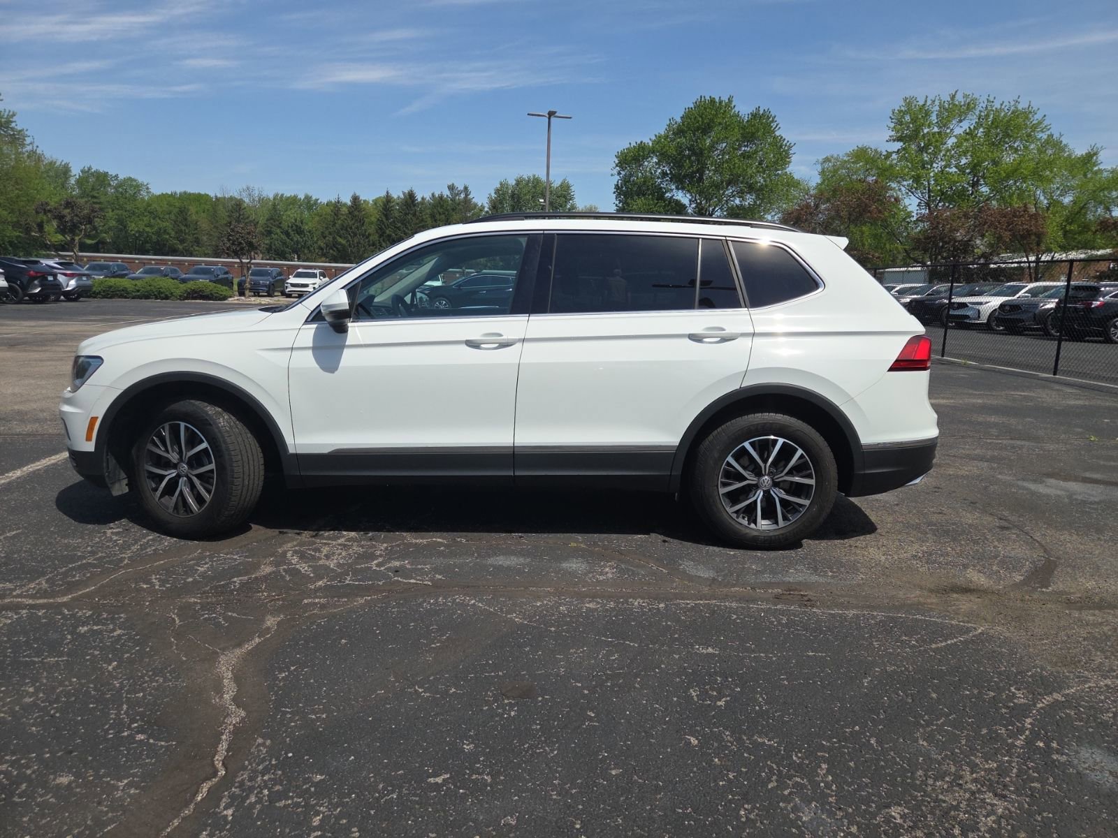 Used 2020 Volkswagen Tiguan SE w/ Panoramic Sunroof Package AWD/4WD image 9