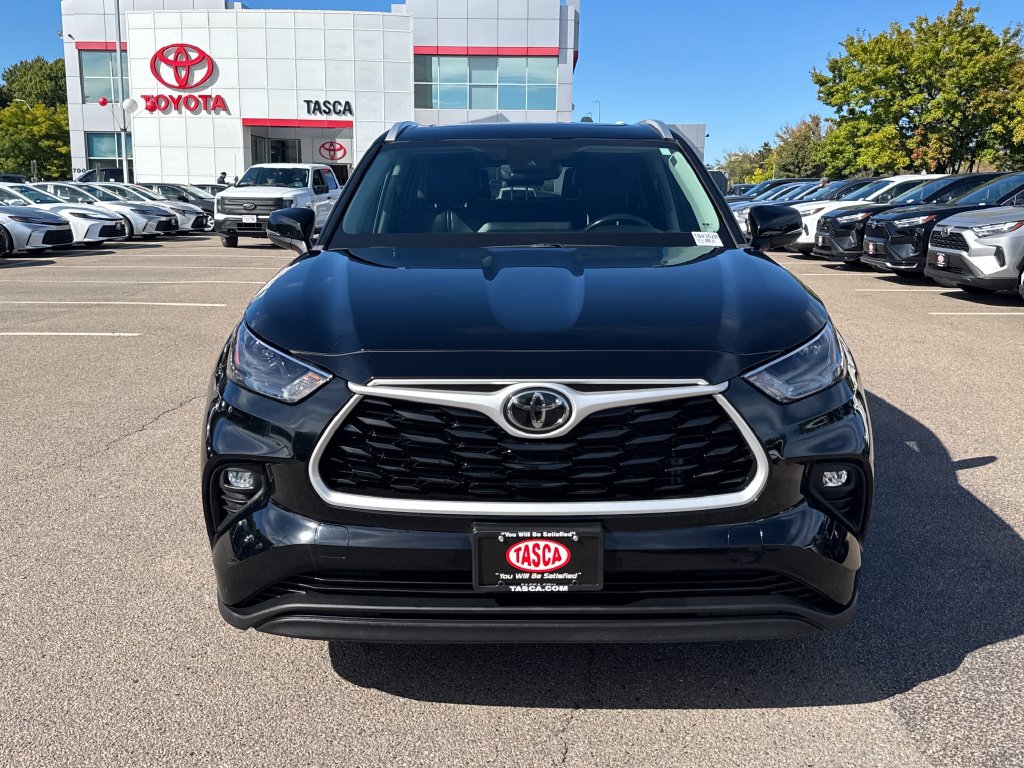 Used 2023 Toyota Highlander XLE AWD/4WD image 2