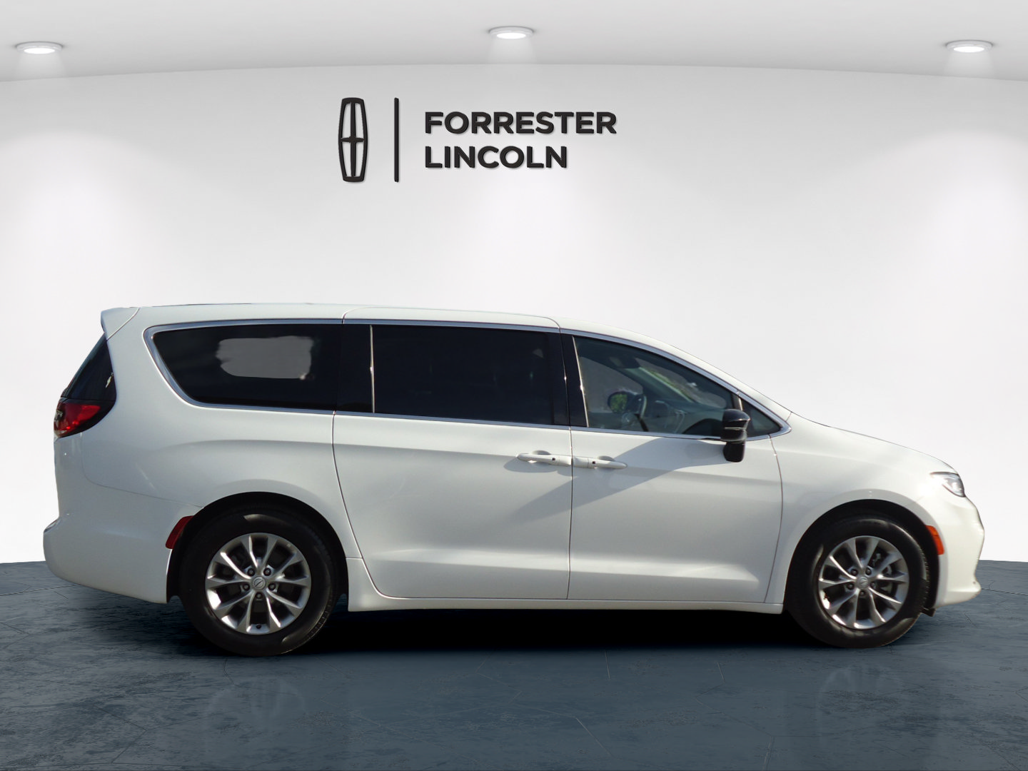 Used 2026 Chrysler Pacifica Limited FWD image 2