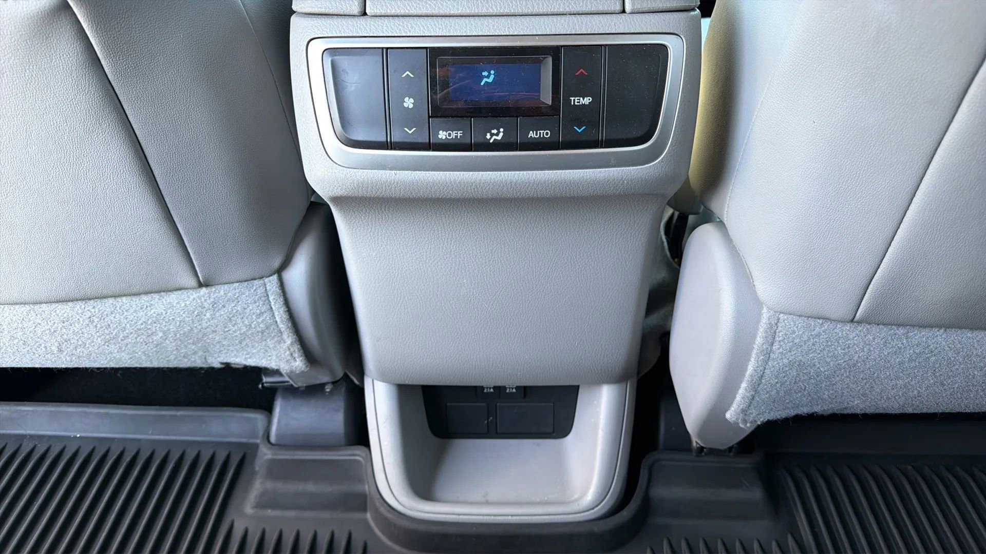 Used 2017 Toyota Highlander AWD V6 image 30