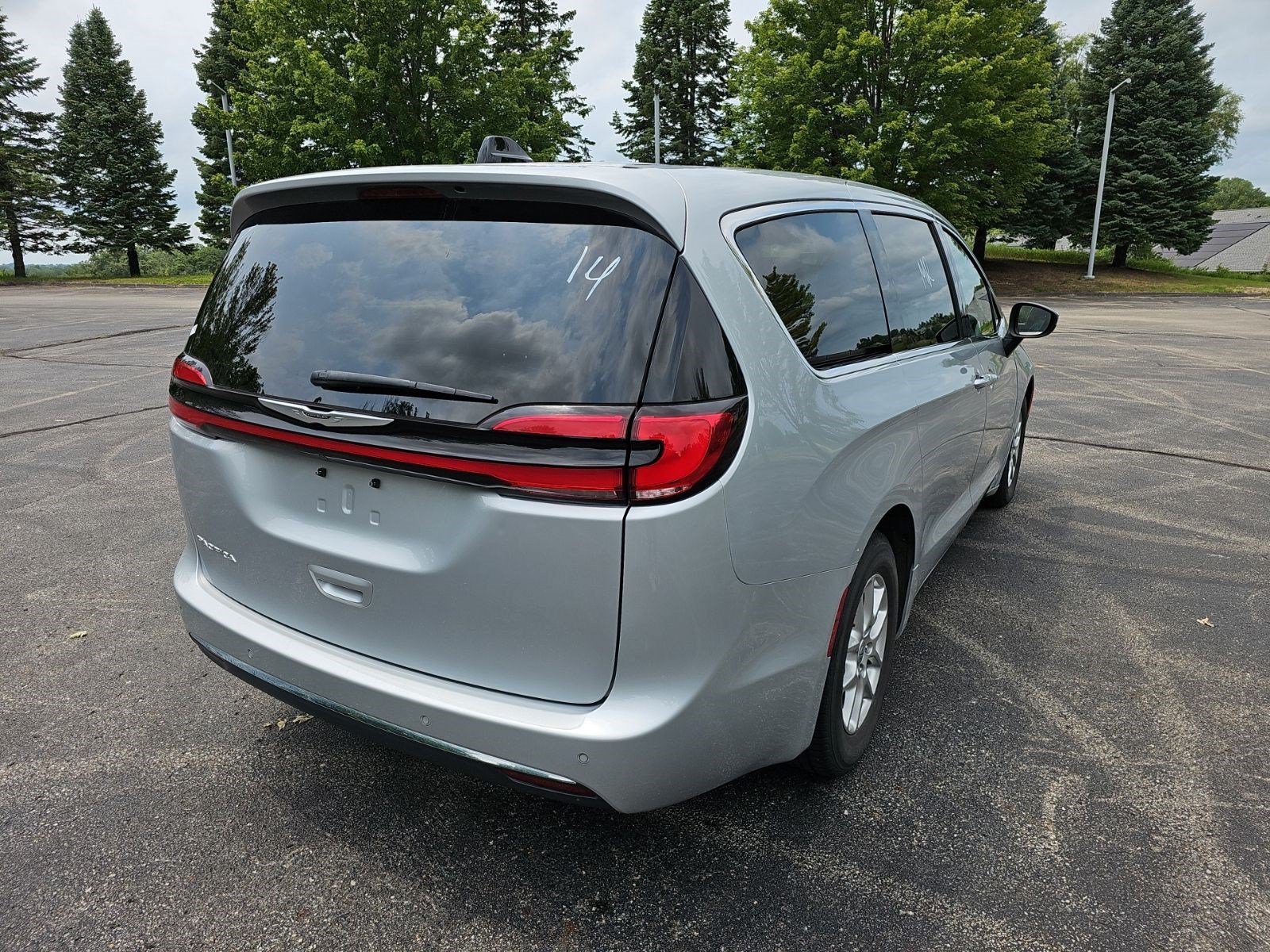 Used 2023 Chrysler Pacifica Touring-L FWD image 6