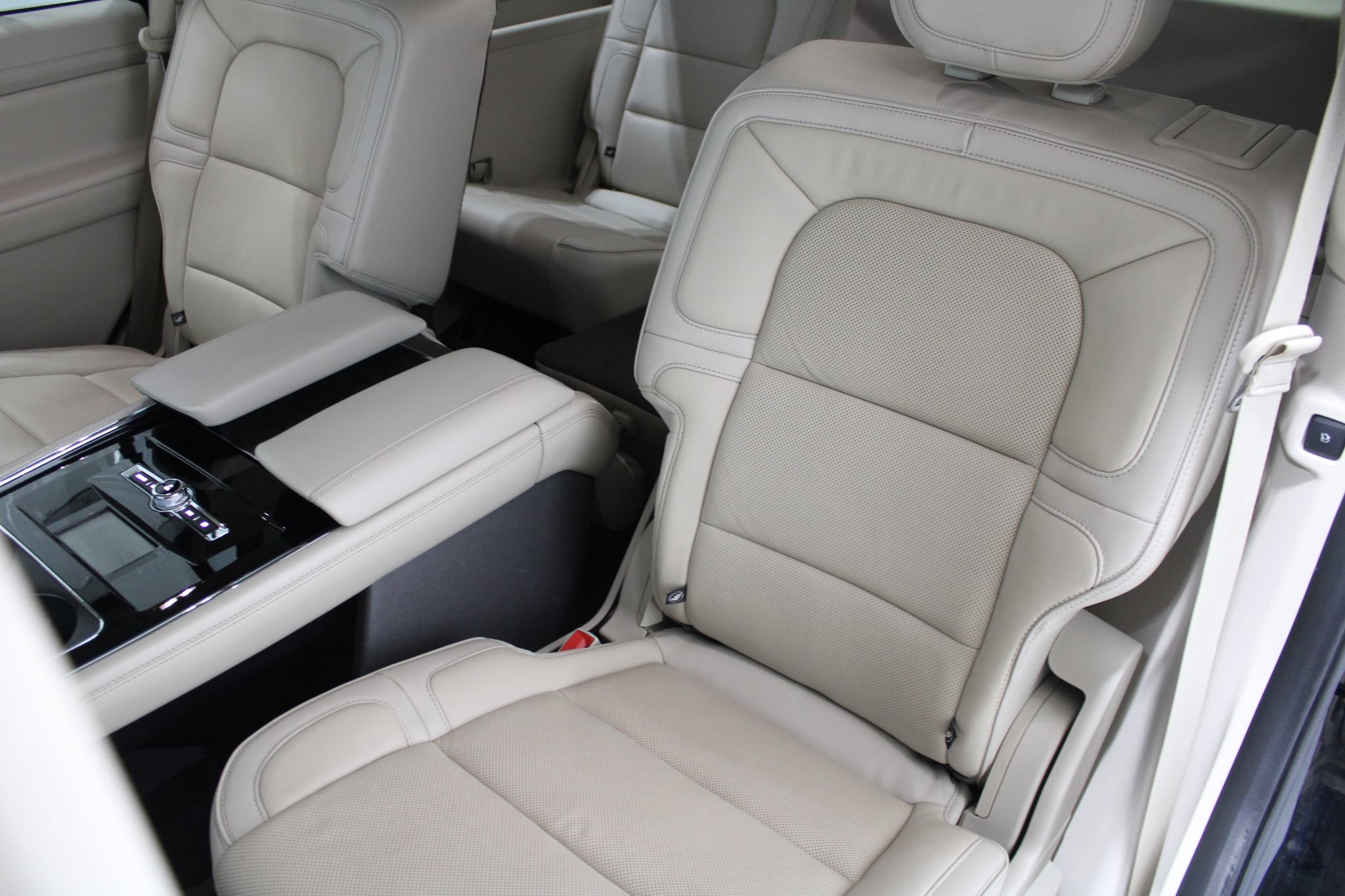 Used 2018 Lincoln Navigator Reserve w/ Technology Package AWD/4WD image 18