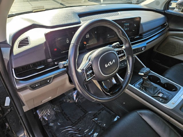 Used 2025 Kia Carnival FWD image 23