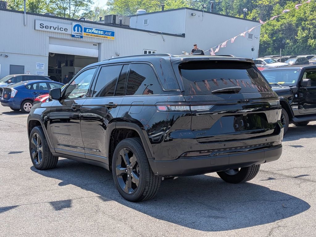 Used 2023 Jeep Grand Cherokee Altitude AWD/4WD image 10
