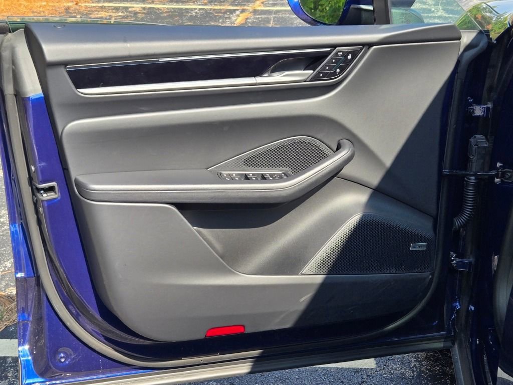 Certified 2025 Porsche Macan Electric image 17