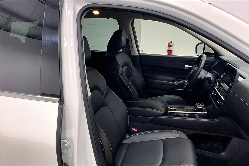 Used 2023 Nissan Pathfinder SL AWD/4WD image 10