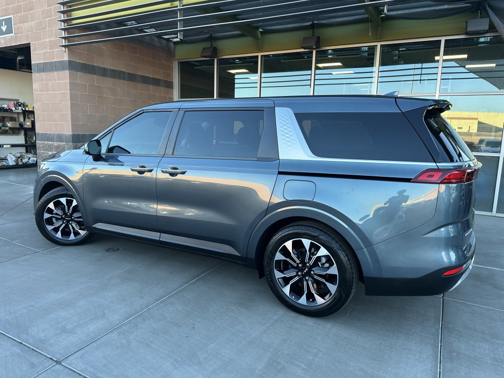 Used 2024 Kia Carnival EX image 4