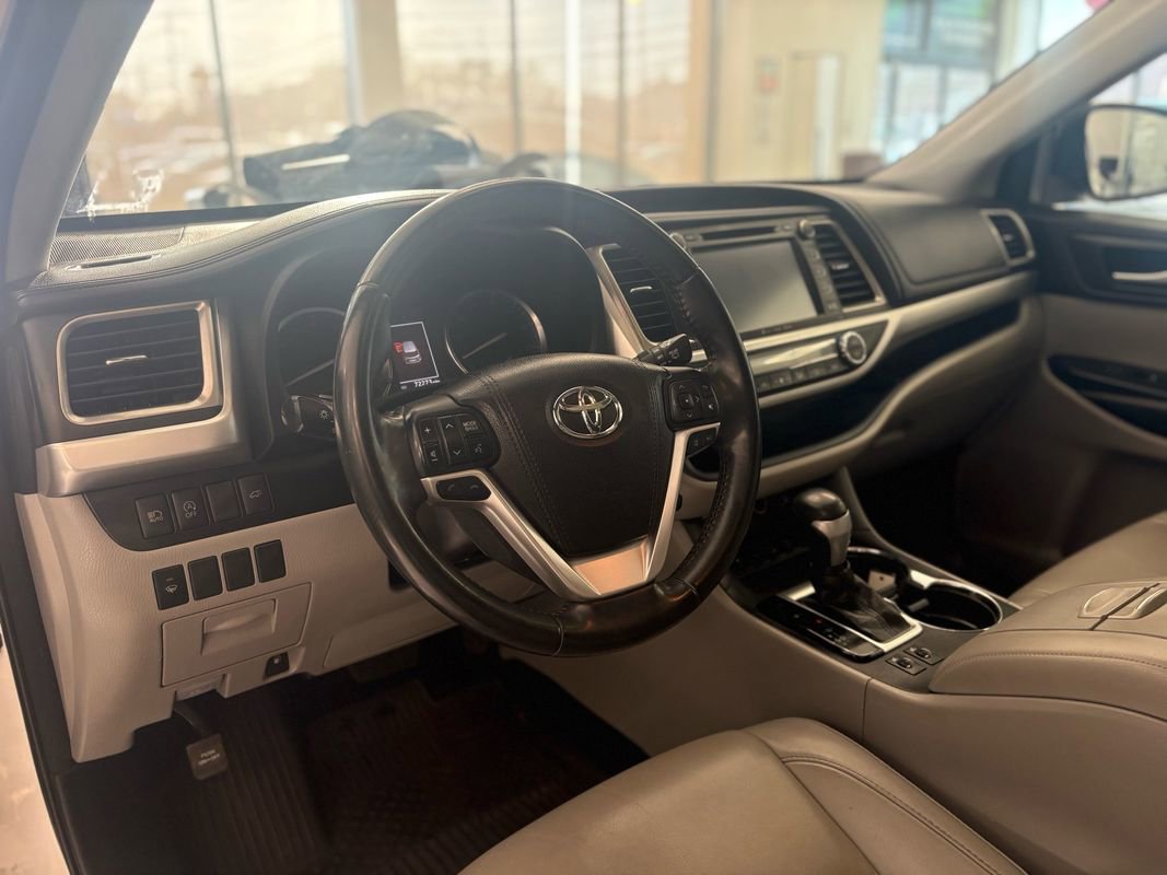 Used 2018 Toyota Highlander XLE w/ Protection Package #3 AWD/4WD image 16