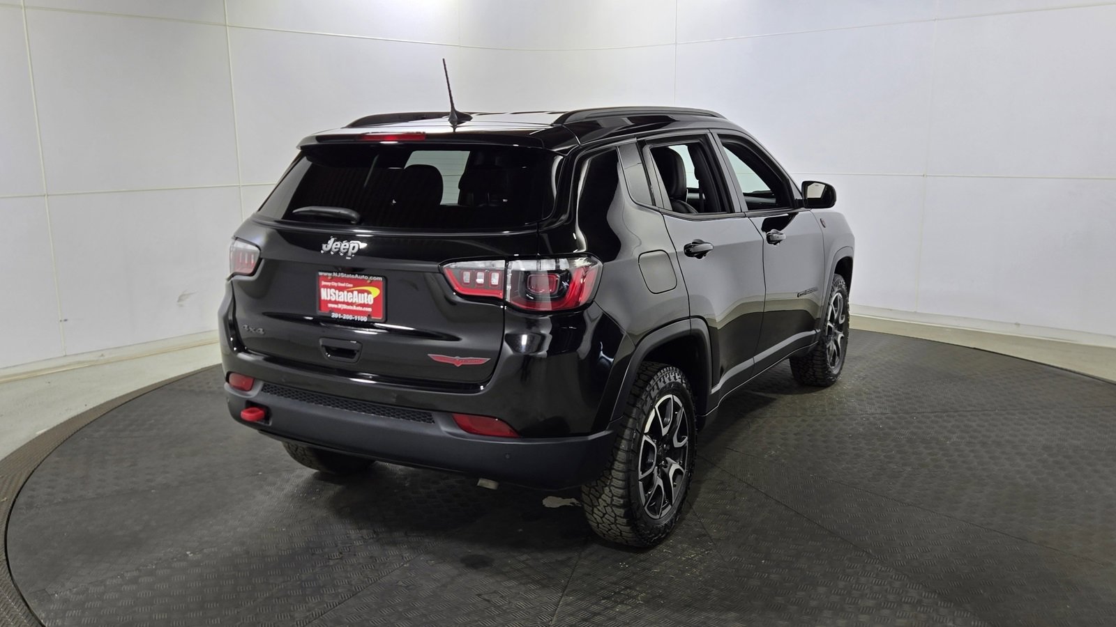 Used 2024 Jeep Compass Trailhawk image 7