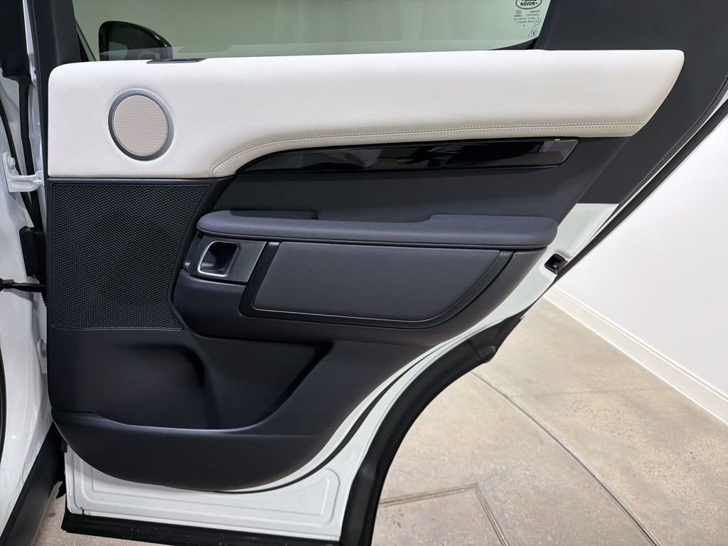 Used 2025 Land Rover Discovery S image 25
