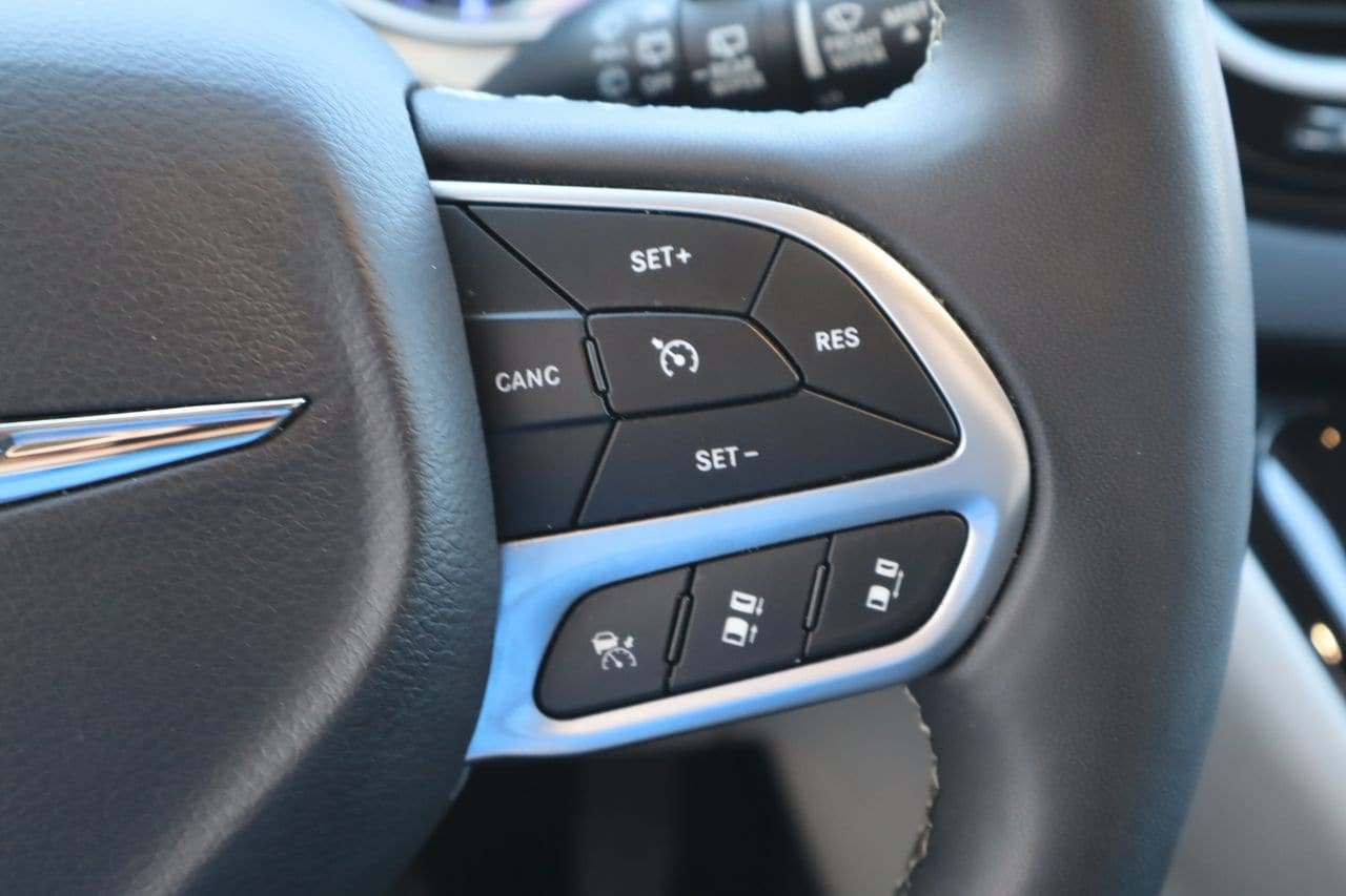 Used 2023 Chrysler Pacifica Touring-L FWD image 14