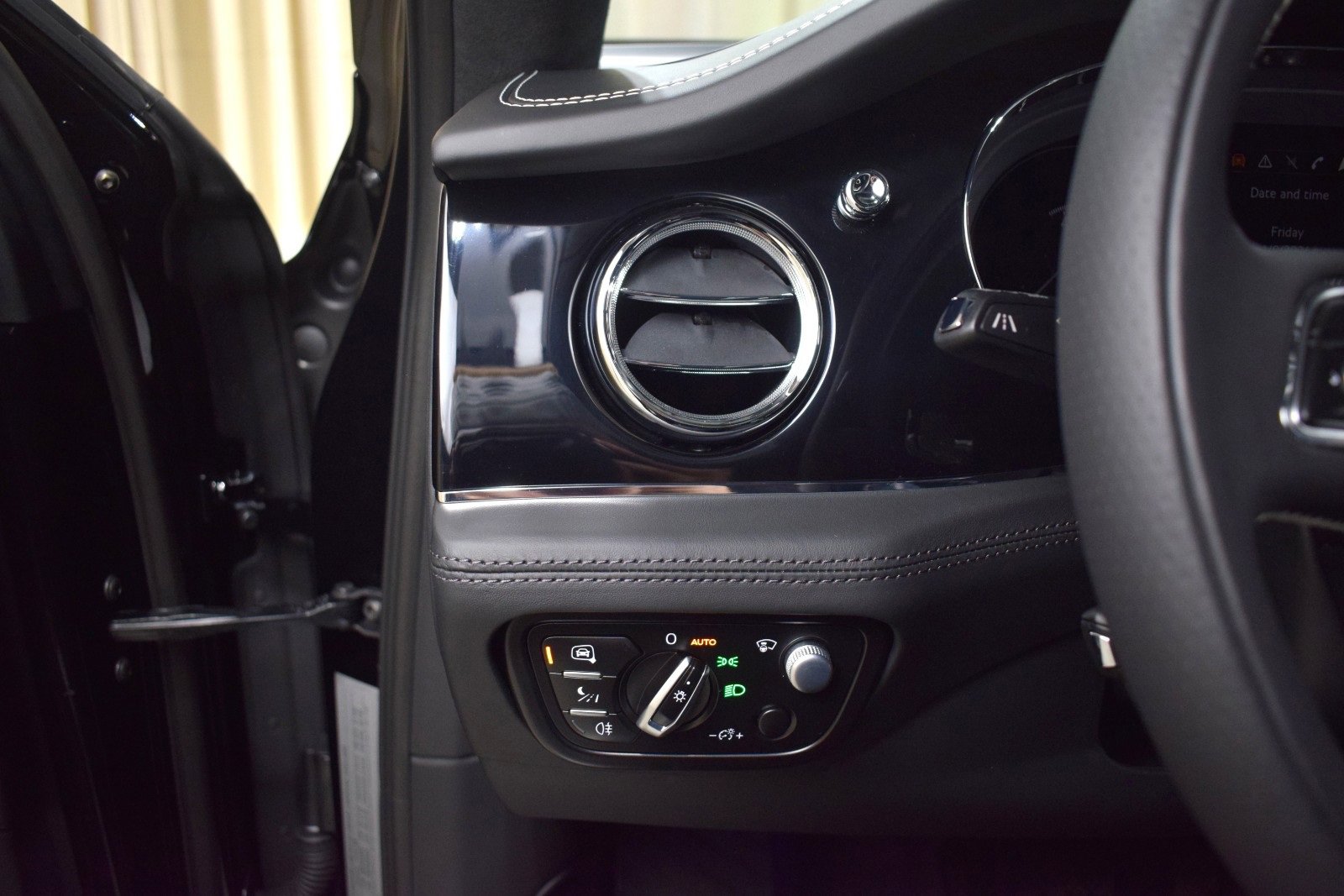 Used 2023 Bentley Bentayga image 28