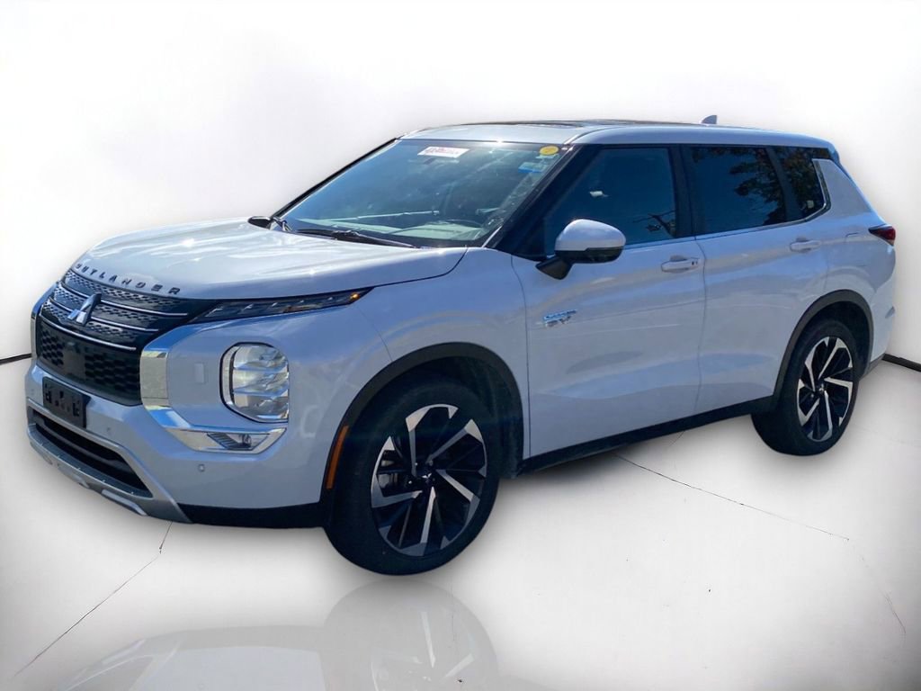 Used 2023 Mitsubishi Outlander SE image 2
