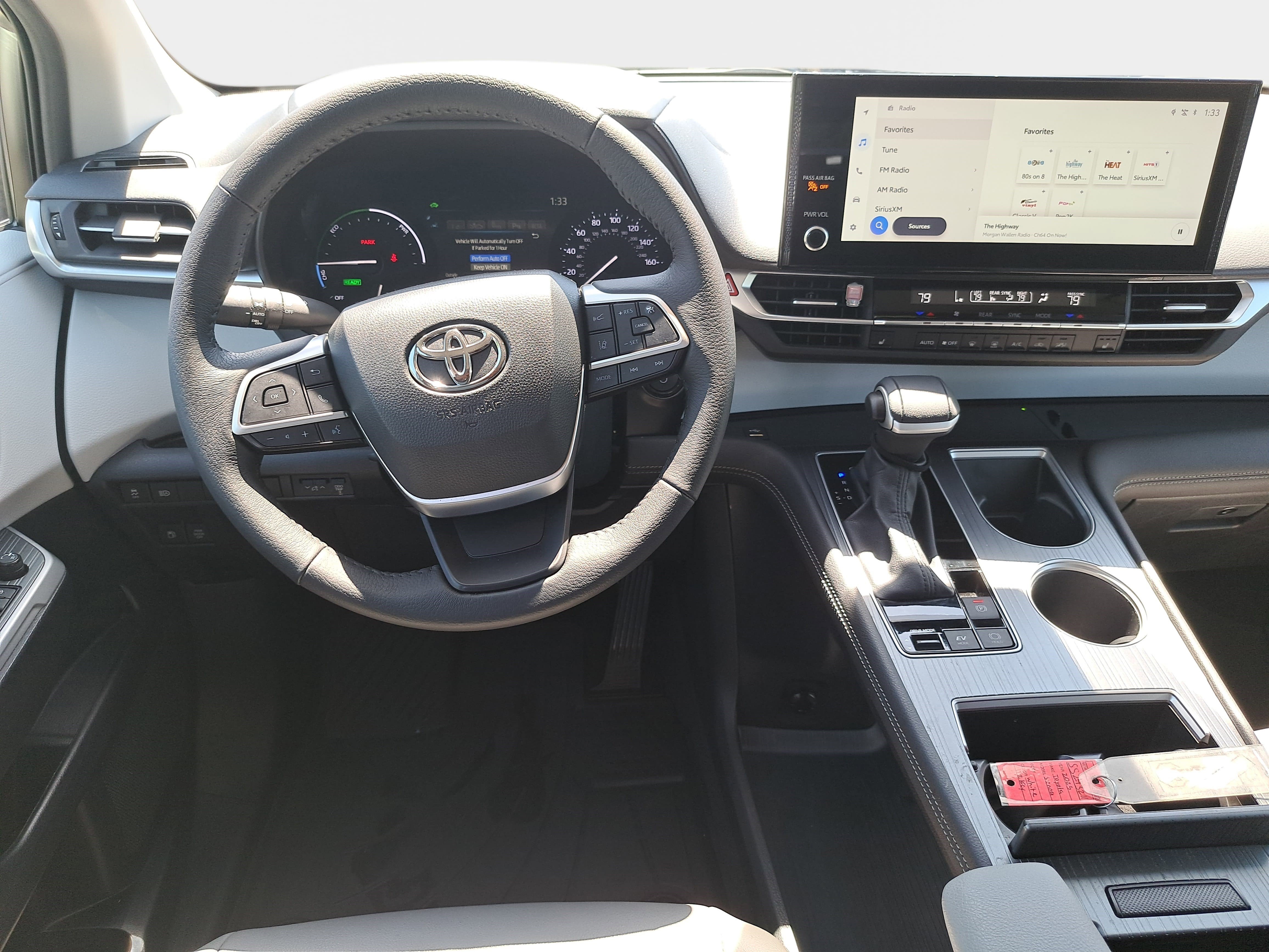Used 2025 Toyota Sienna XLE FWD image 17