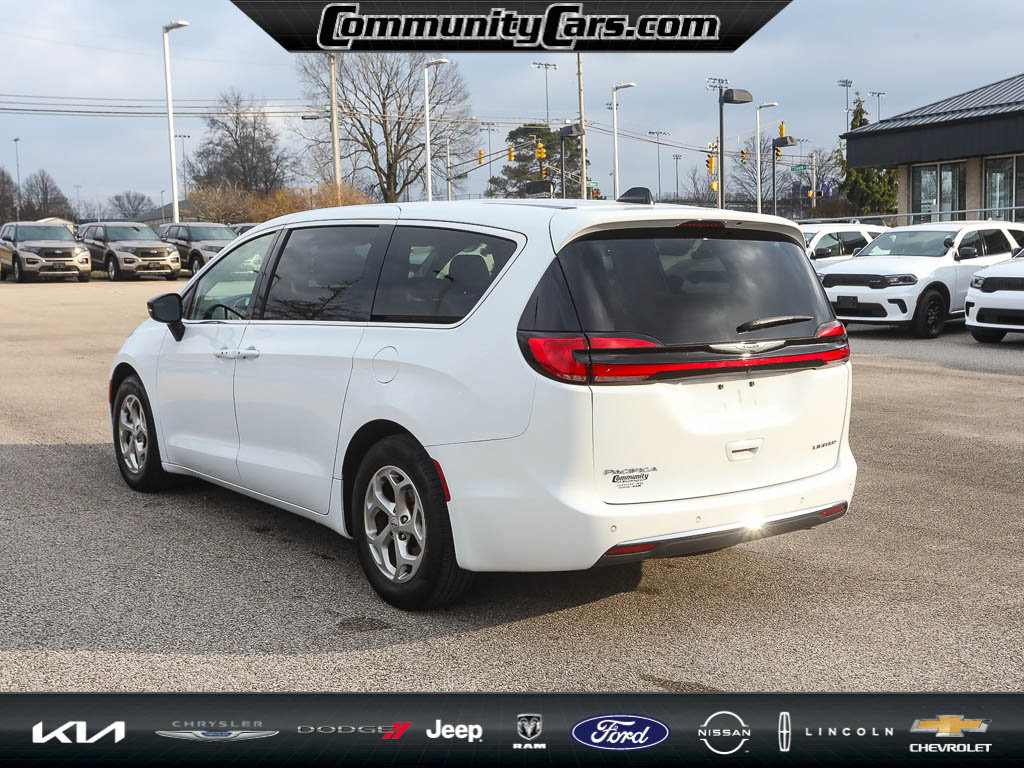 Used 2024 Chrysler Pacifica Limited image 5