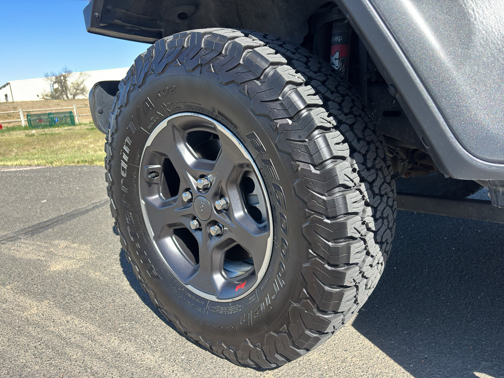 Used 2020 Jeep Gladiator Rubicon w/ Dual Top Group AWD/4WD image 17