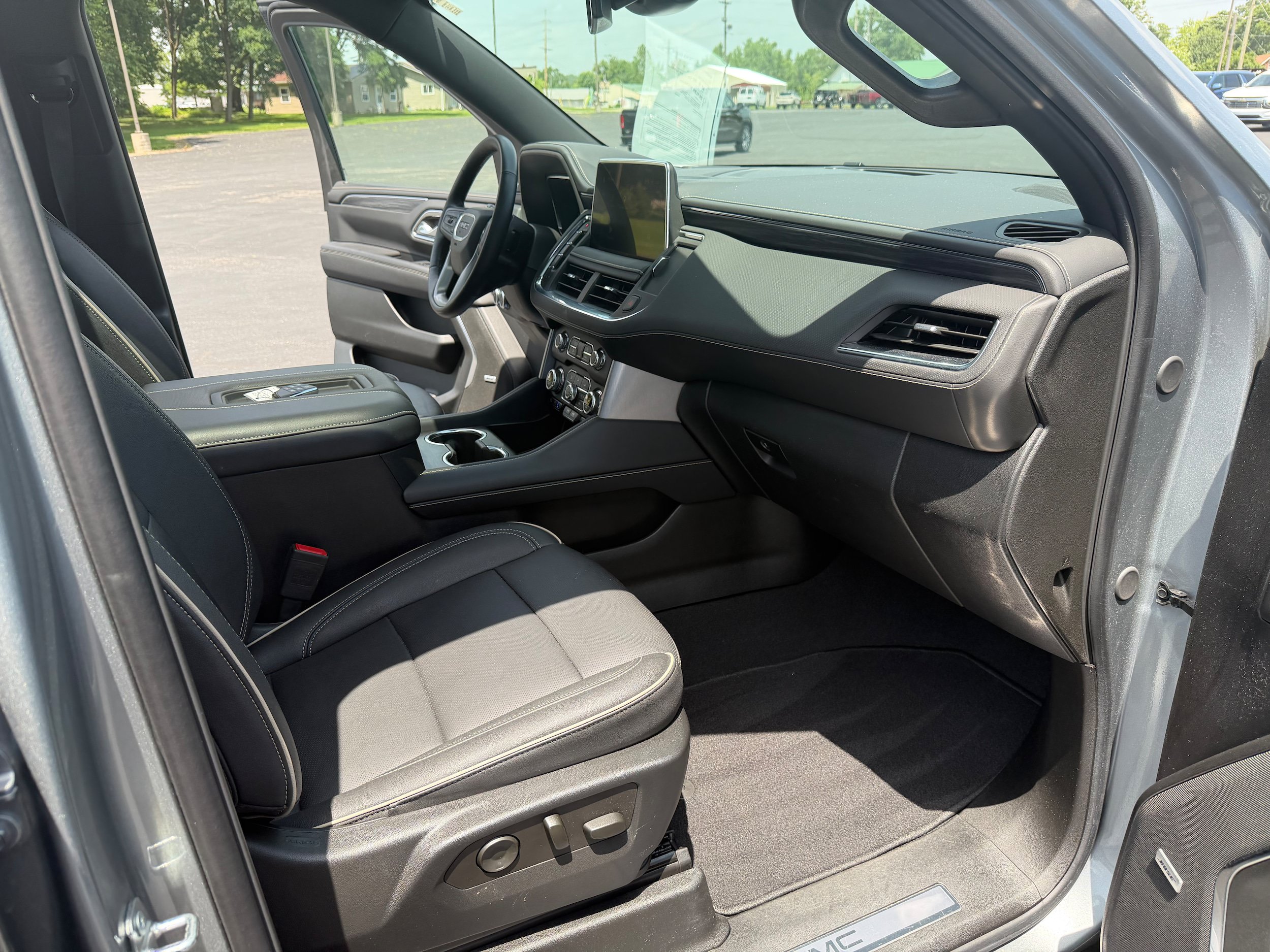 Used 2024 GMC Yukon XL SLT w/ SLT Premium Package AWD/4WD image 19