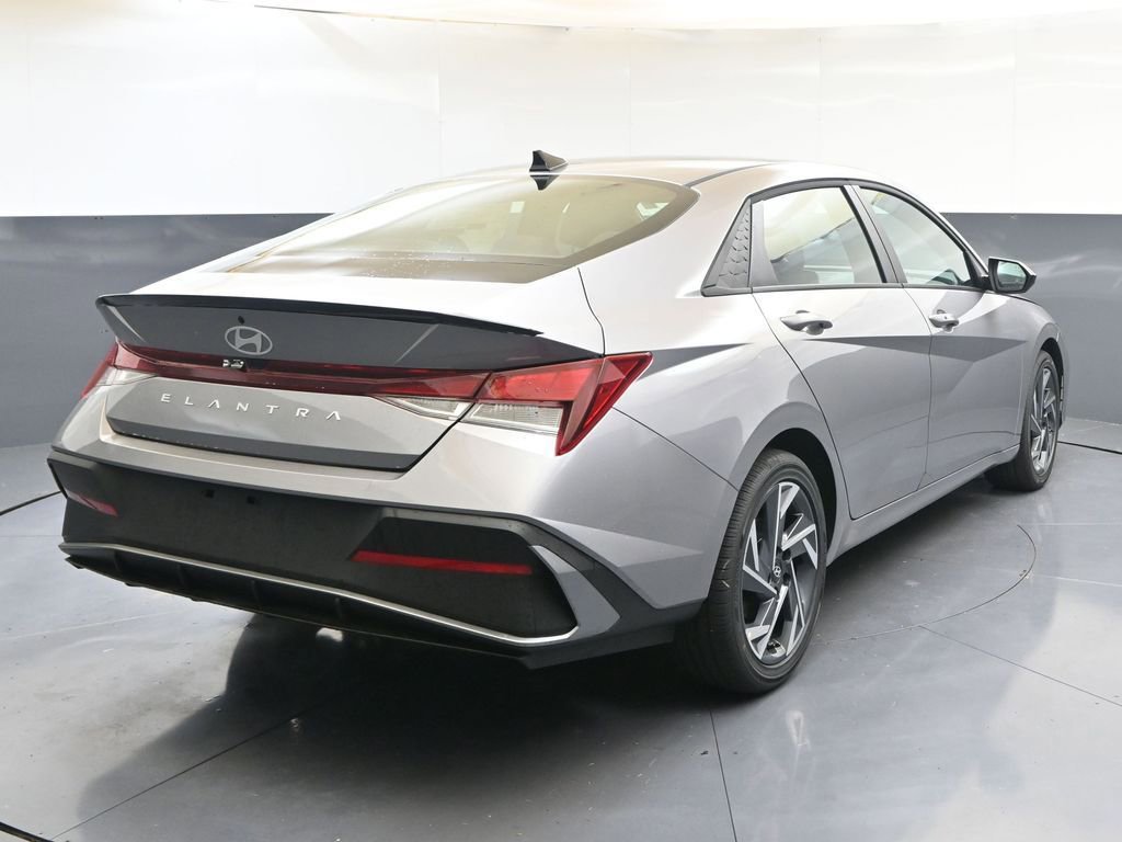 Certified 2025 Hyundai Elantra Sport FWD image 5