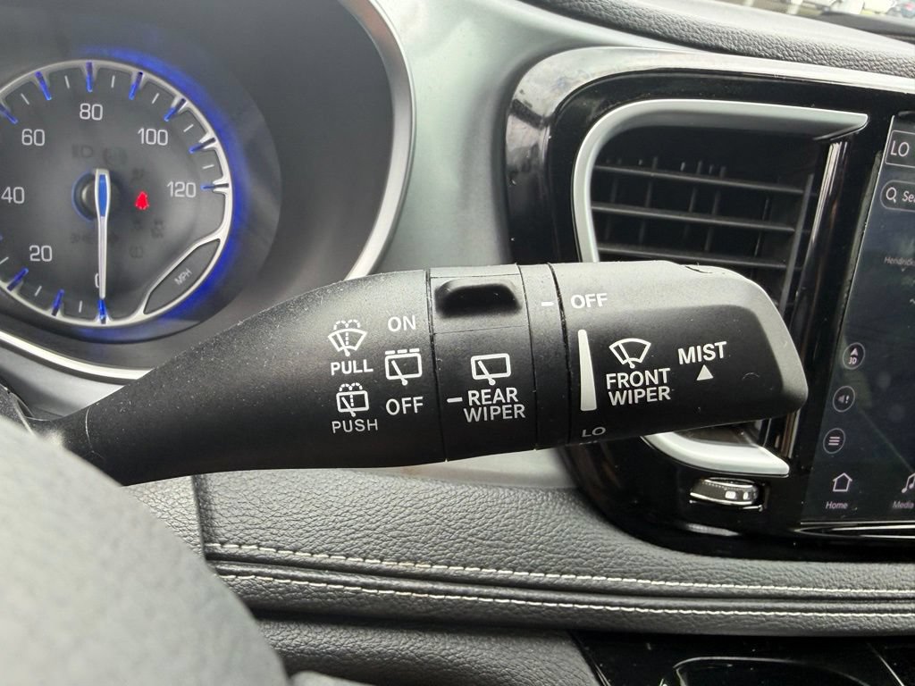 Used 2025 Chrysler Pacifica Limited FWD image 27