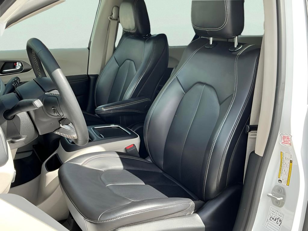 Used 2023 Chrysler Pacifica Touring-L image 22