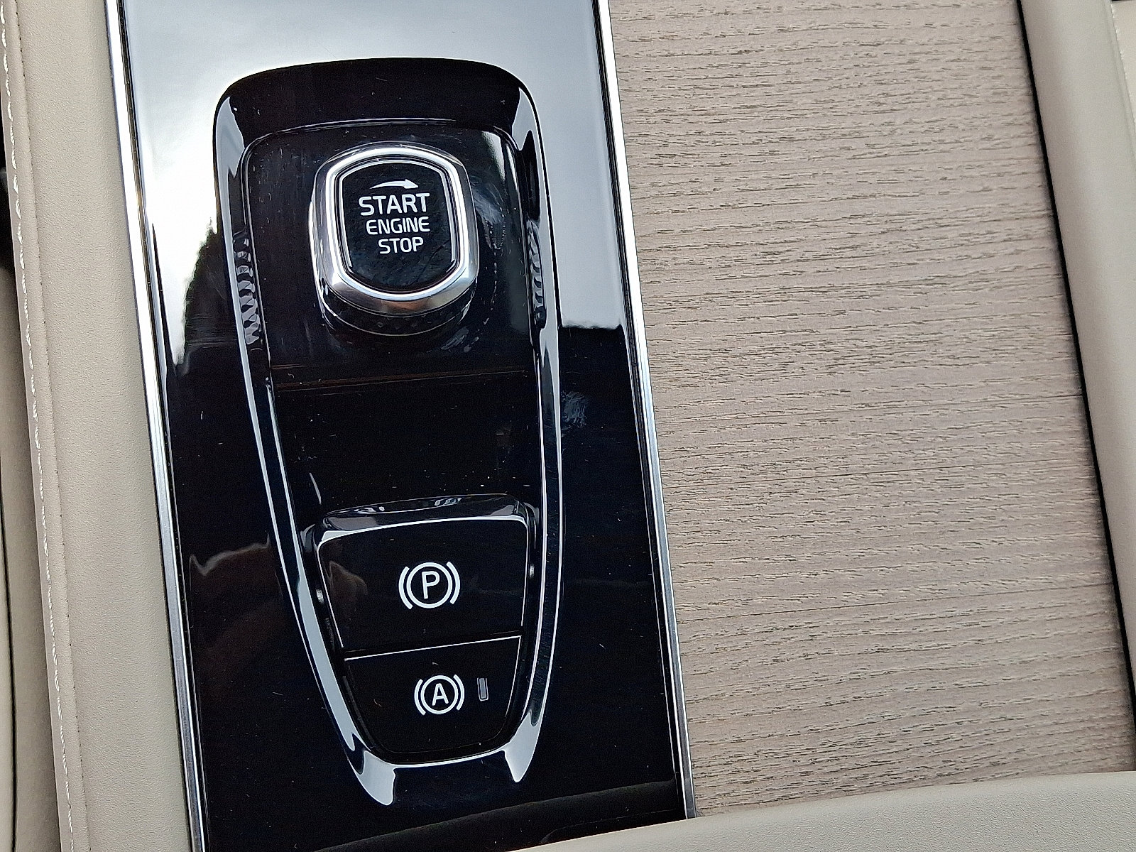 New 2026 Volvo XC90 B6 Plus w/ Protection Package Premier image 12