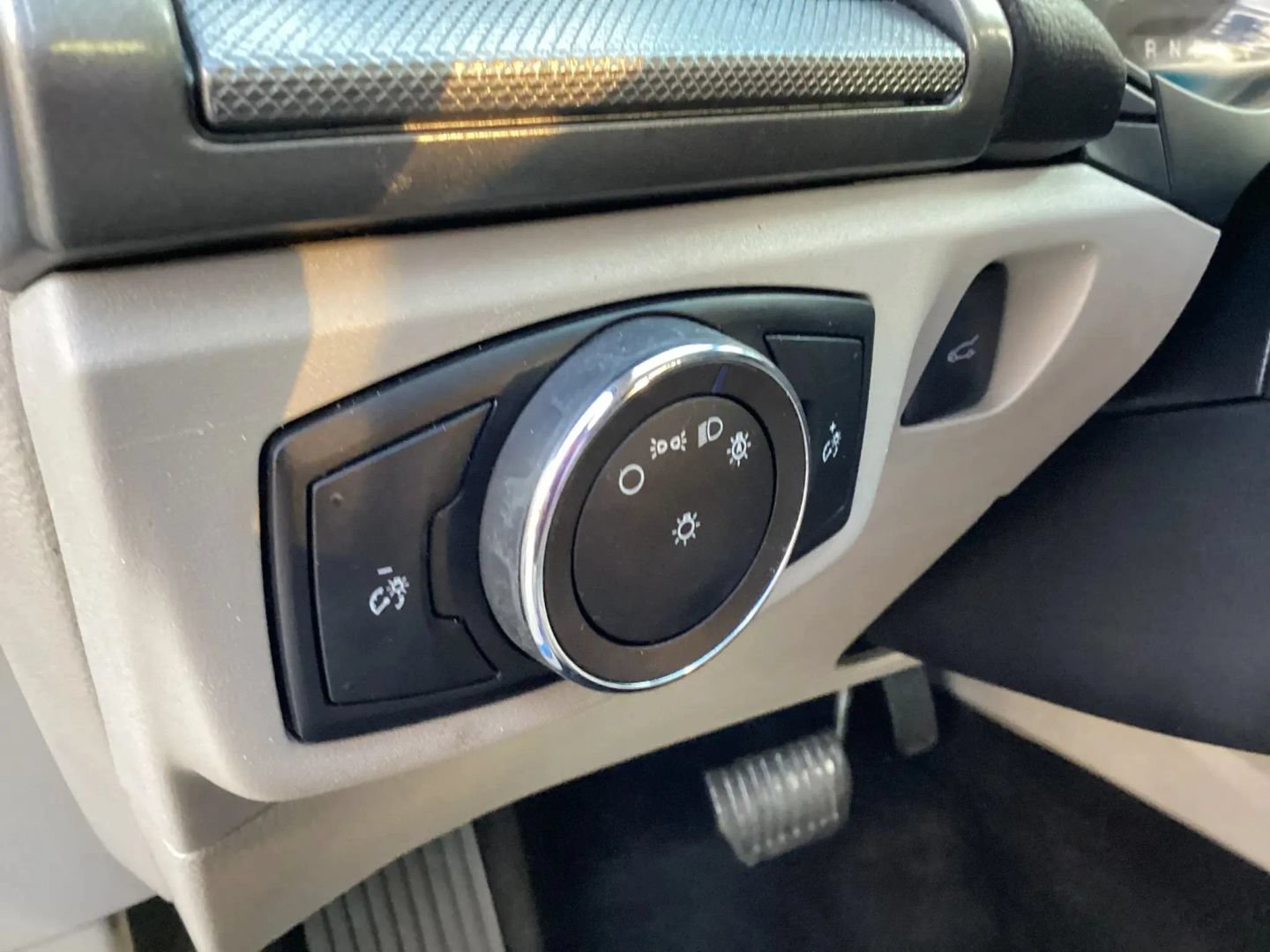 Used 2018 Ford Fusion SE FWD image 27