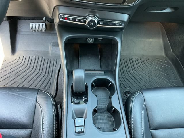 Used 2022 Volvo XC40 T5 Momentum AWD/4WD image 12