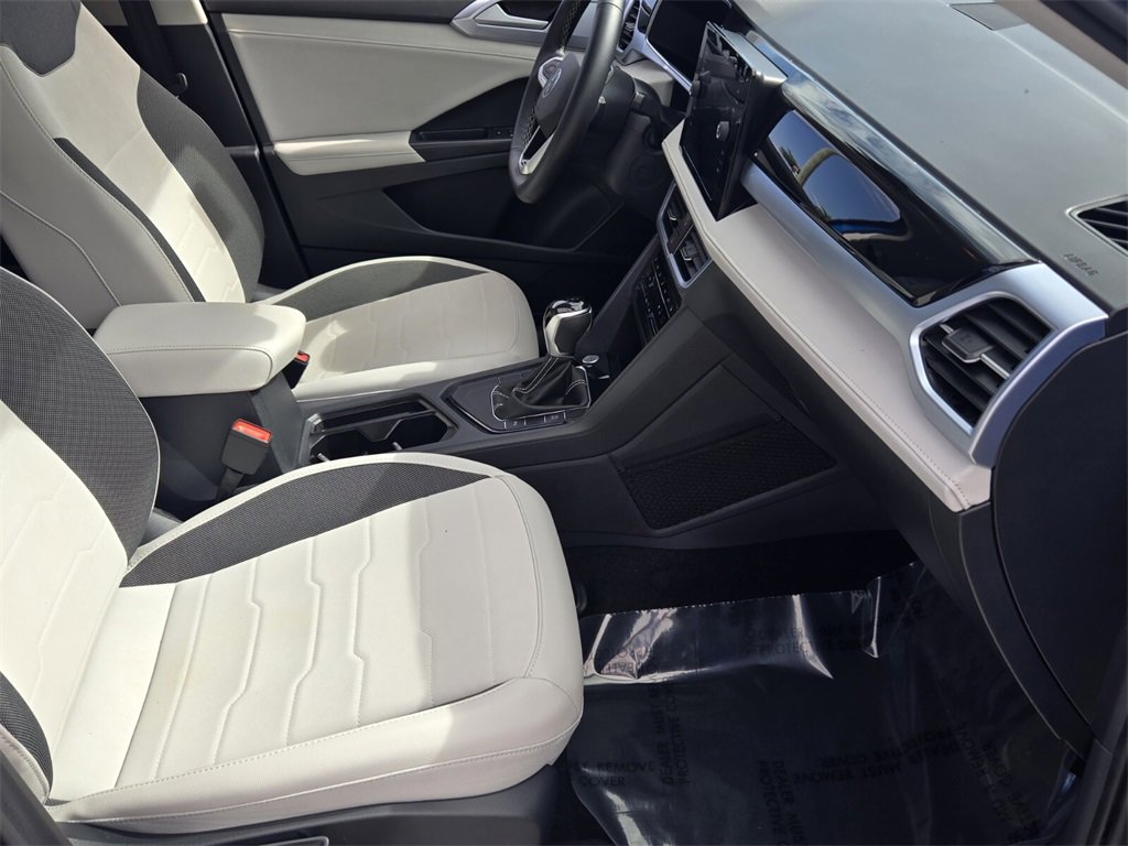 Certified 2025 Volkswagen Taos SE image 19