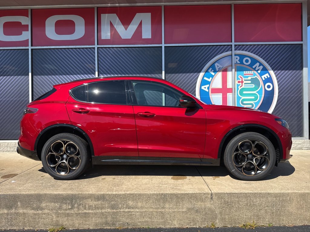 New 2025 Alfa Romeo Stelvio Sprint image 2
