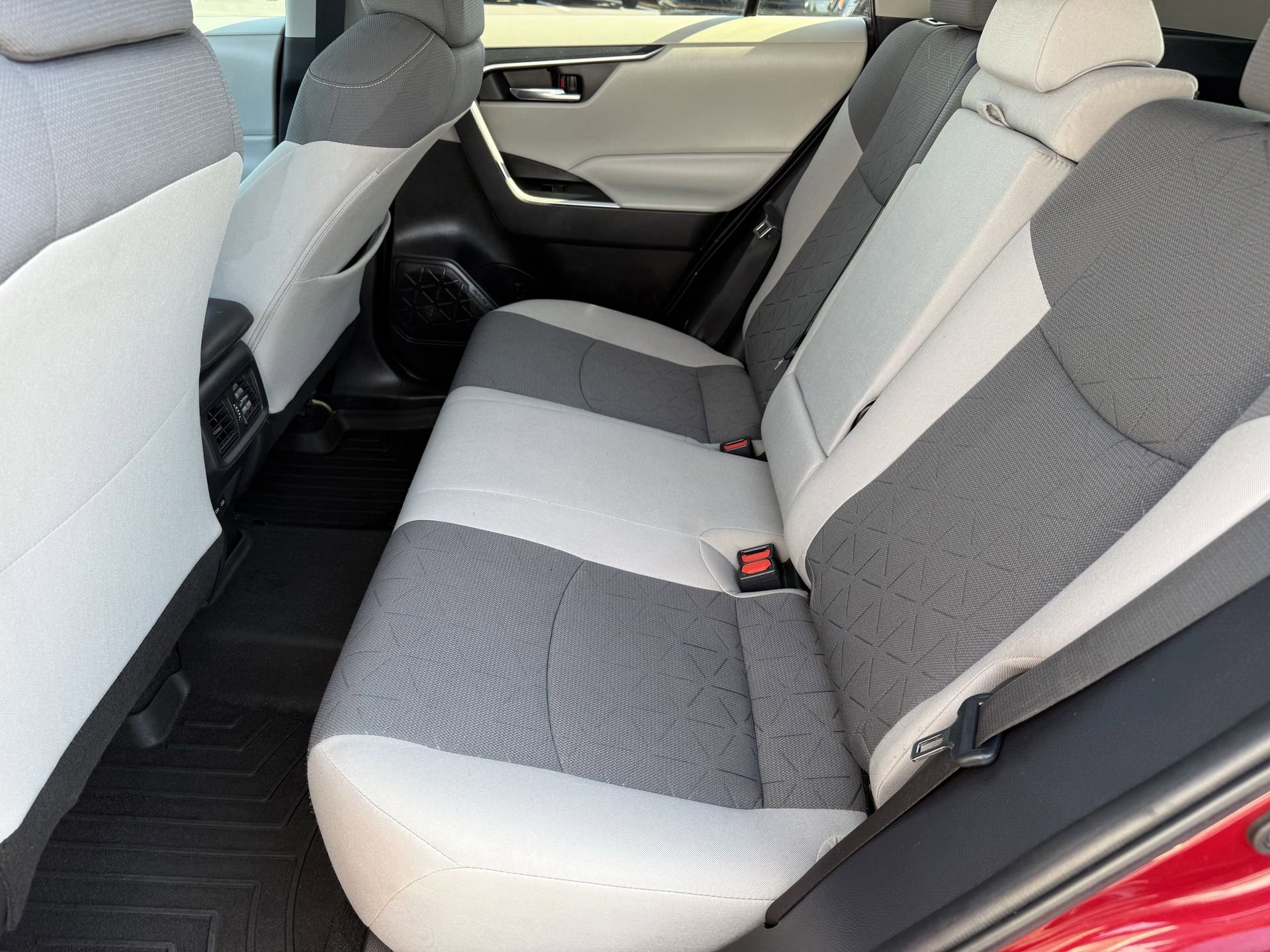 Used 2022 Toyota RAV4 XLE image 22