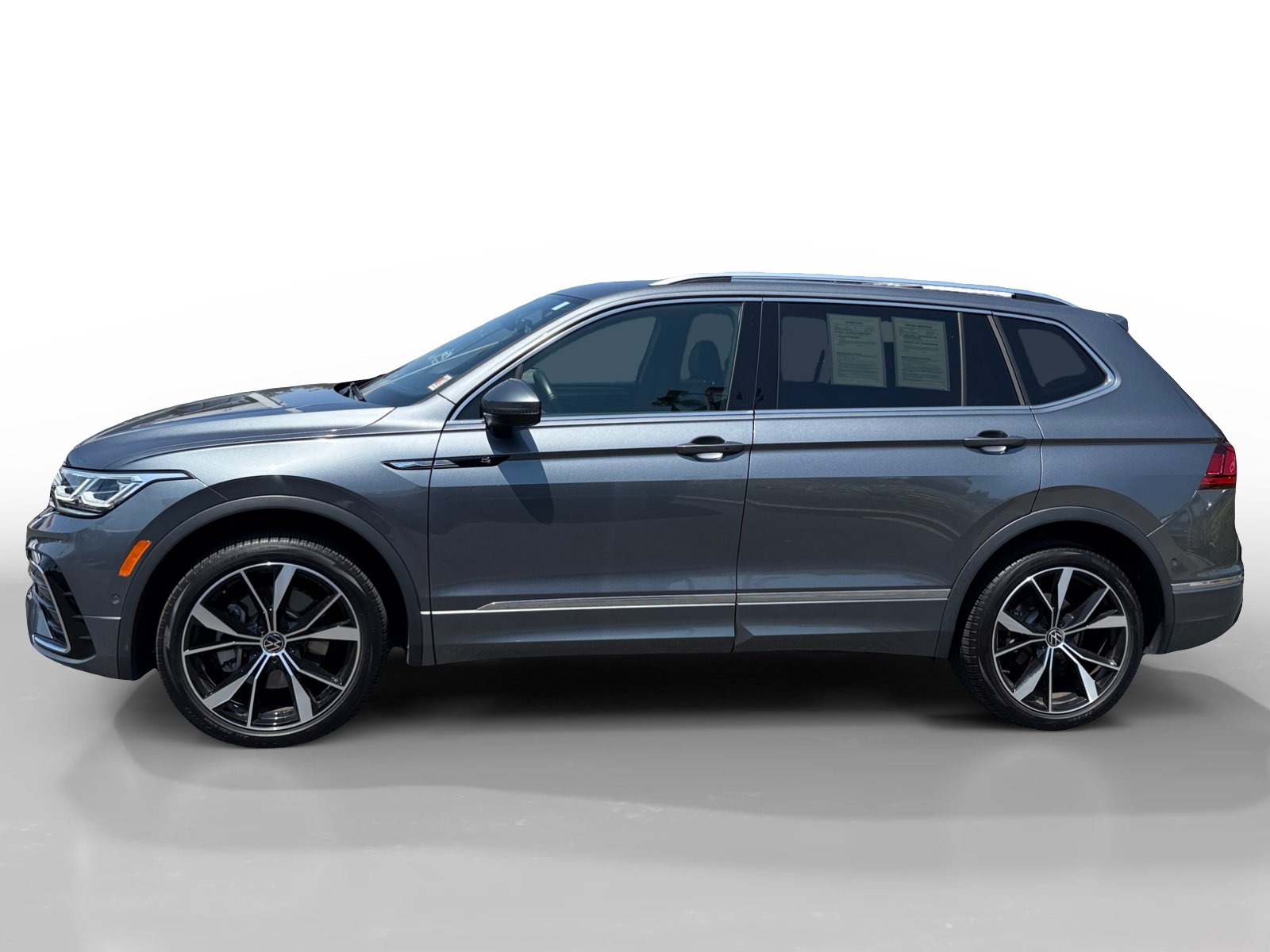 Used 2024 Volkswagen Tiguan SEL R-Line AWD/4WD image 2