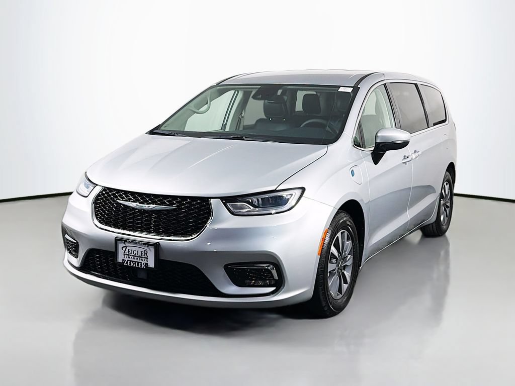 Used 2023 Chrysler Pacifica Touring-L FWD image 3