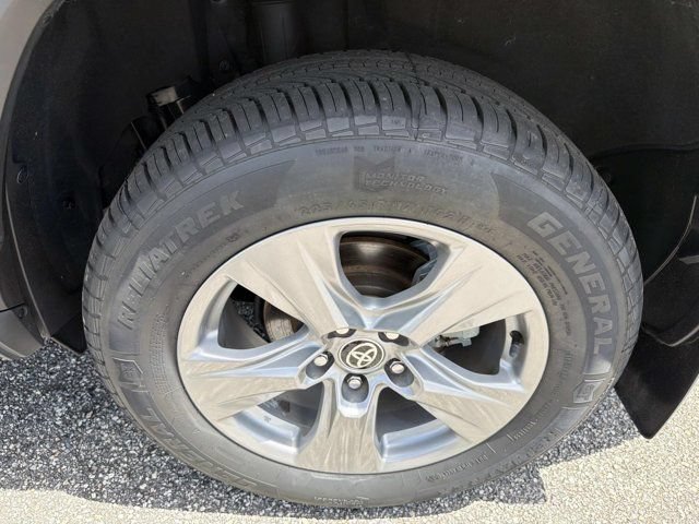 Used 2023 Toyota RAV4 XLE AWD/4WD image 31