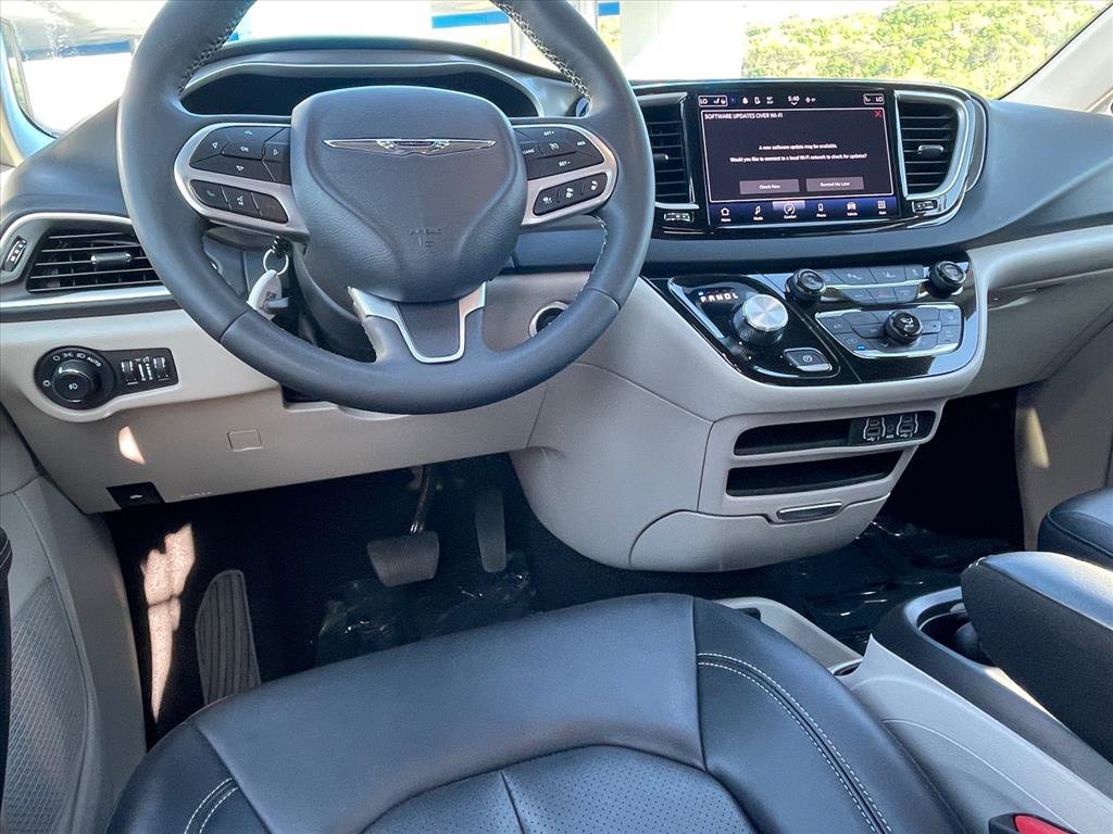 Used 2024 Chrysler Pacifica Touring-L FWD image 9