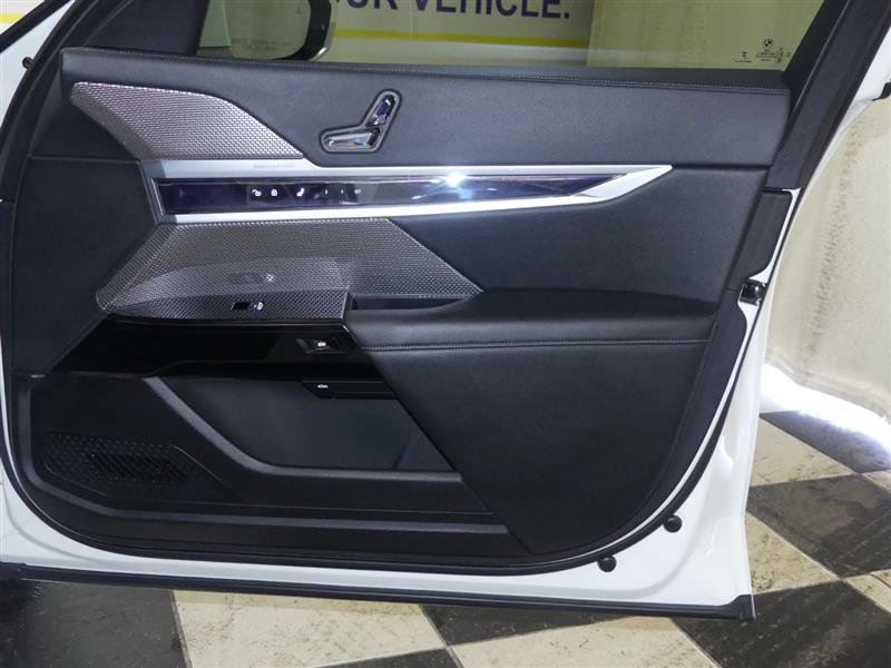 Used 2023 BMW i7 xDrive60 image 32