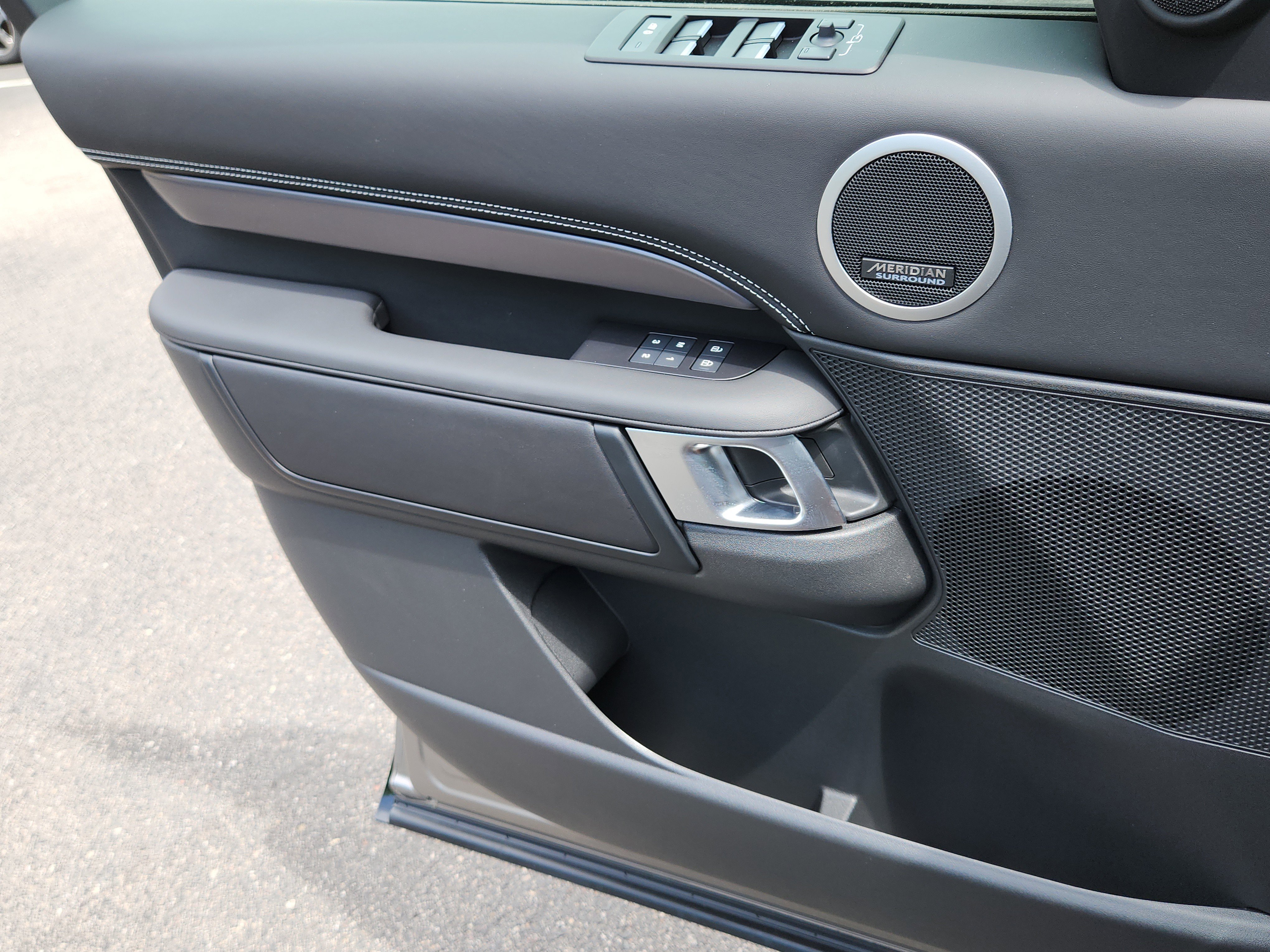 New 2025 Land Rover Discovery Metropolitan Edition image 8