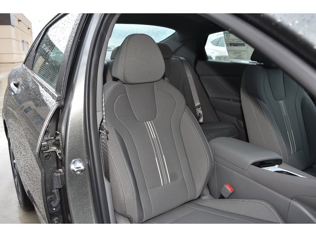 New 2025 Hyundai Elantra SEL image 31