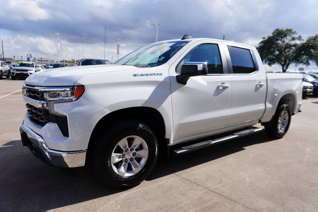 Used 2022 Chevrolet Silverado 1500 LT w/ Convenience Package II image 3