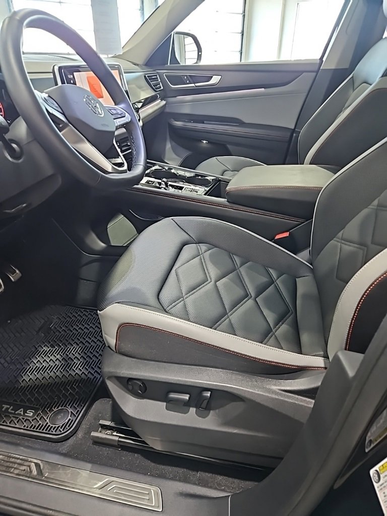 Used 2025 Volkswagen Atlas Peak Edition SE image 31