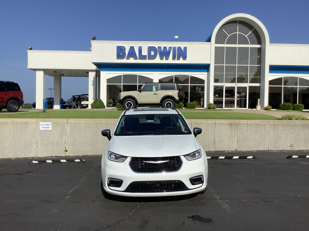 Used 2023 Chrysler Pacifica Limited FWD image 2